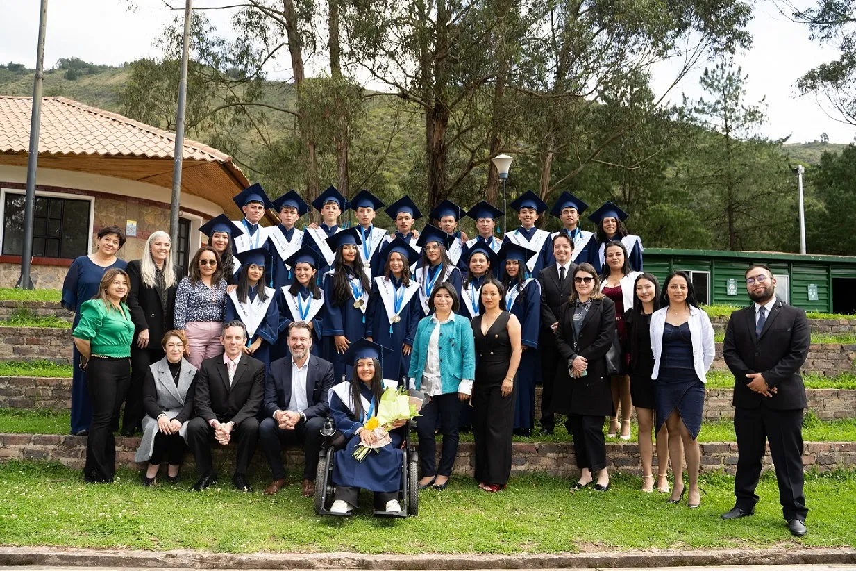 Acompañan a los nuevos graduandos algunos miembros del Comité Ejecutivo de Holcim (Colombia): Marco Maccarelli, presidente ejecutivo, Eunice Herrera, directora de Asuntos Corporativos y RRHH y Alexander Bräuninger, director Planta de Cemento. Adicionalmente aparecen en la foto Constanza Zúñiga, jefe de Responsabilidad Social de Holcim y Mary Luz Saavedra, rectora del Liceo Holcim.