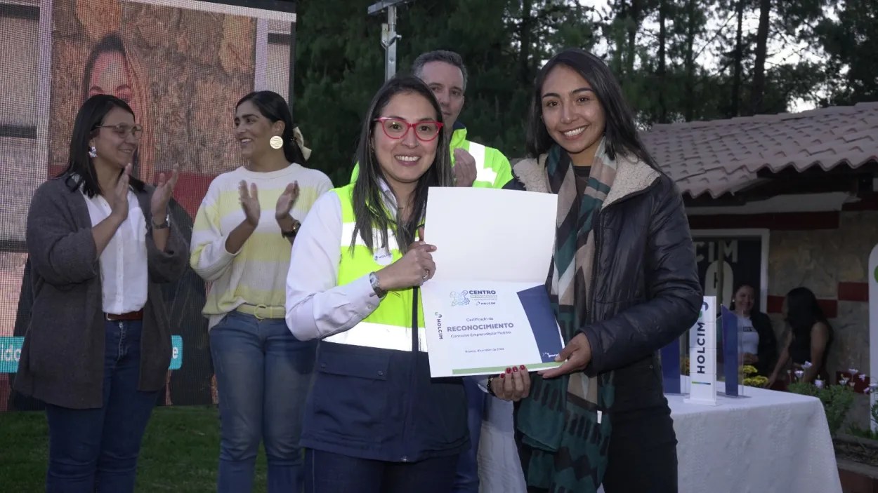 foto-ganador-reconocimiento-emprendedor-holcim.jpeg